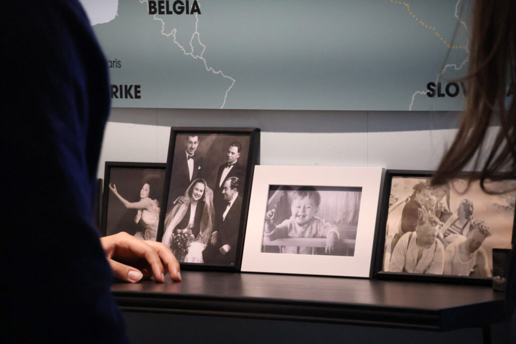 nærbilder av en rekke innrammede historiske foto av mennesker